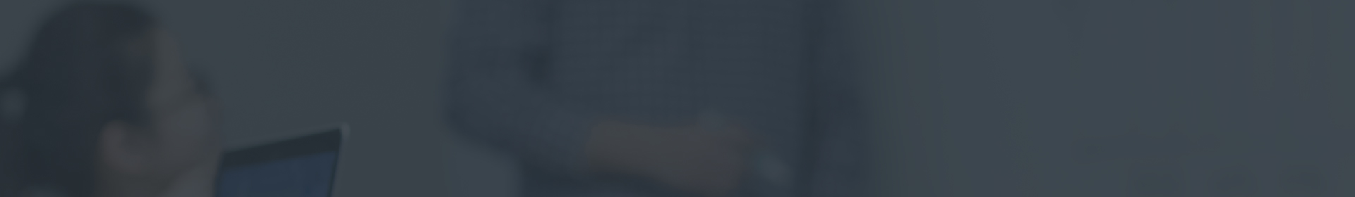 倉(cāng)壁振動(dòng)器以振動(dòng)電機(jī)為激振源,將底座與電機(jī)采用高強(qiáng)度螺栓堅(jiān)固連接,用于防止和消除料倉(cāng)、料罐或料斗內(nèi)物料的起拱、管狀通道、粘倉(cāng)等閉塞現(xiàn)象